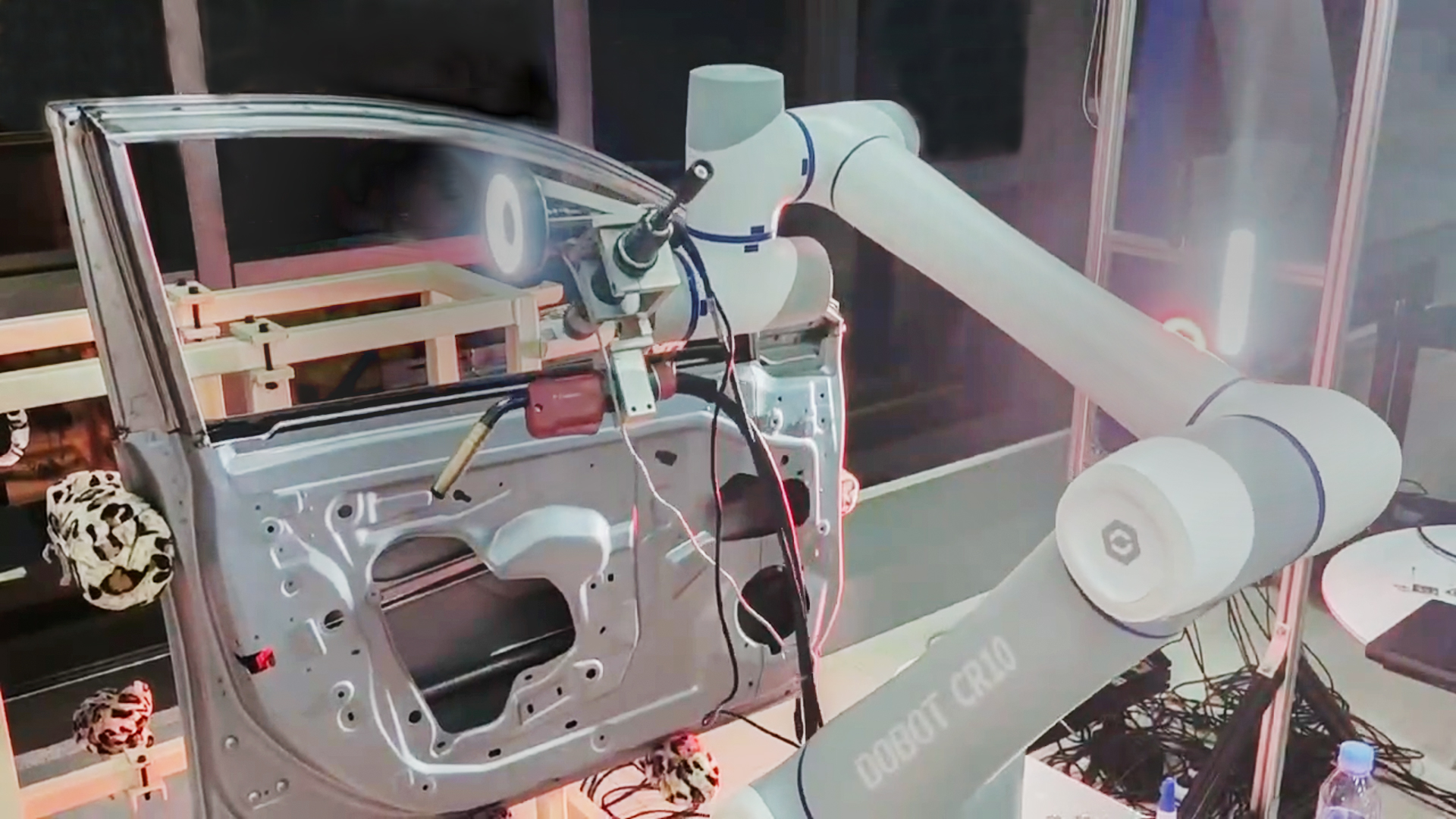 越疆,越疆科技,越疆機器人,協作機器人,CR系列協作機器人,CRS系列協作機器人,安全皮膚,六軸機器人,四軸機器人,汽車行業應用,汽車制造,自動化解決方案,生產效率,產品質量,智能制造,裝配,檢測,物料搬運,沖壓工藝,車門焊裝,底盤焊接,車身玻璃噴涂,汽車總裝,上下料,質量檢測、焊裝工藝