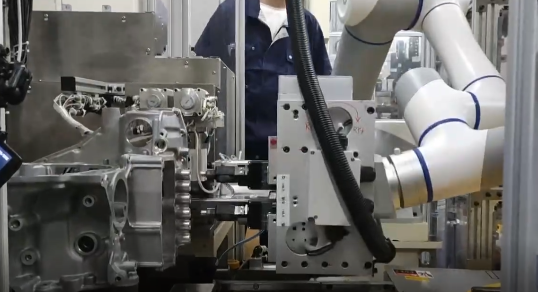 越疆,越疆科技,越疆機器人,CR系列協(xié)作機器人,六軸協(xié)作機器人,人機協(xié)作機器人,CR3,CR5,CR7,CR10,CR12,CR16,CR20A,六軸機器人公司、發(fā)動機變速箱螺絲鎖附