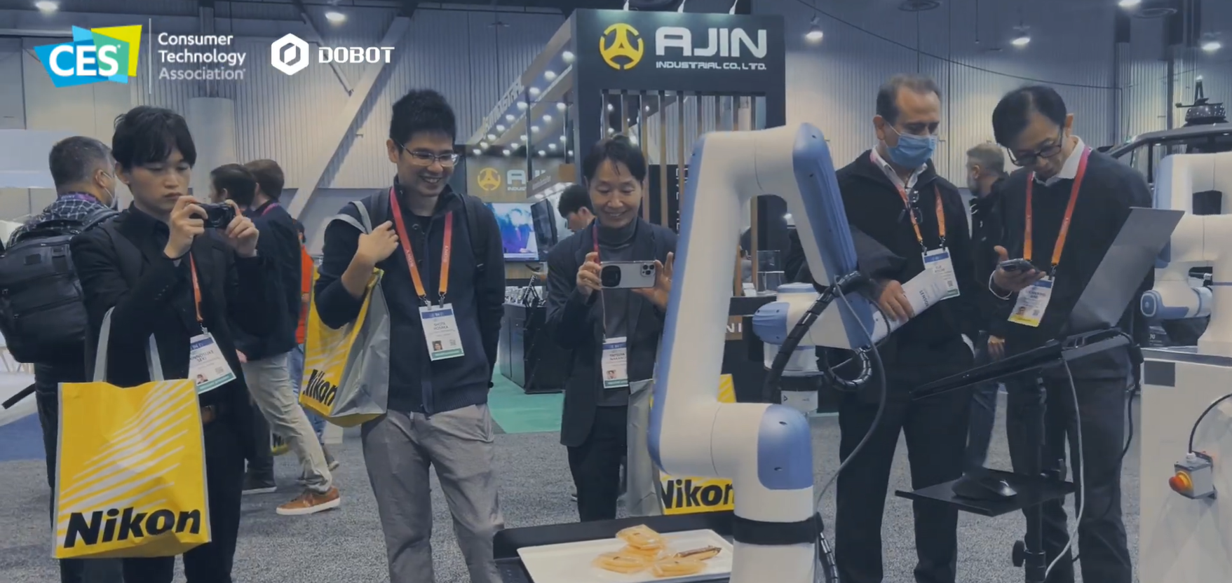 -越疆 Nova 機器人亮相美國 CES 大受歡迎，加速商業服務新應用